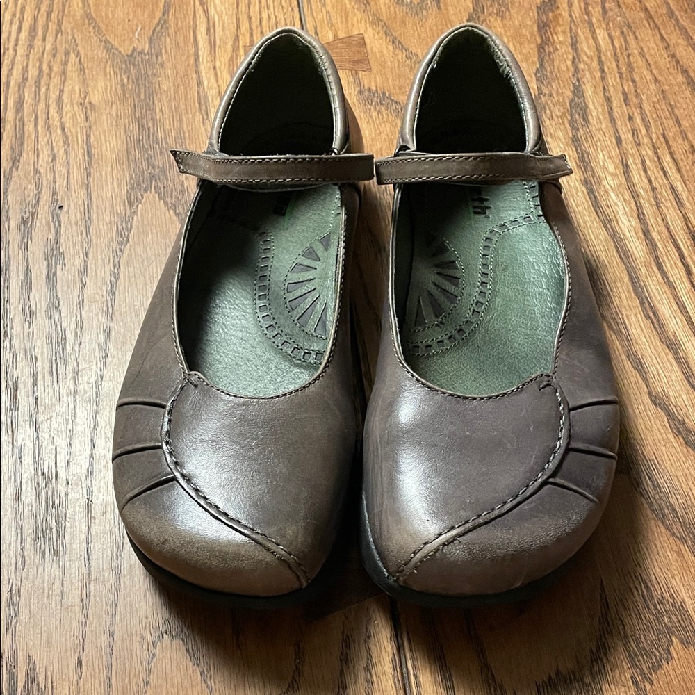 Earth Brown size 7 Women's Taupe Shoes